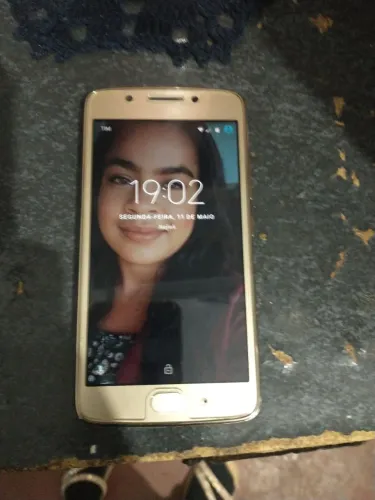 Vende-se um celular Motorola G5 por 250