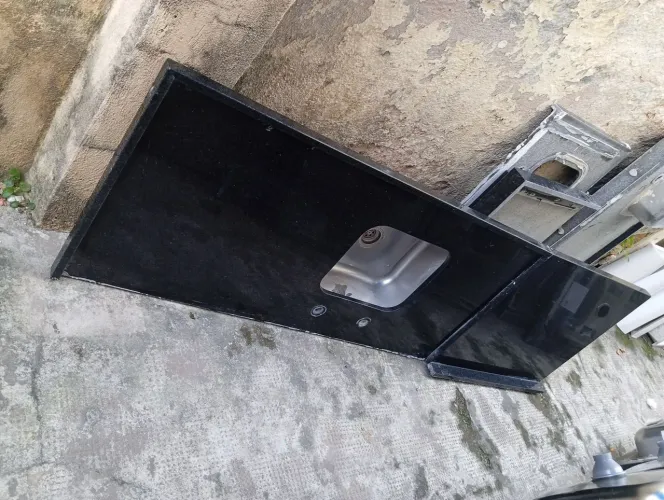 Pia em Granito preto com cuba de inox nova torneira vai de brinde .