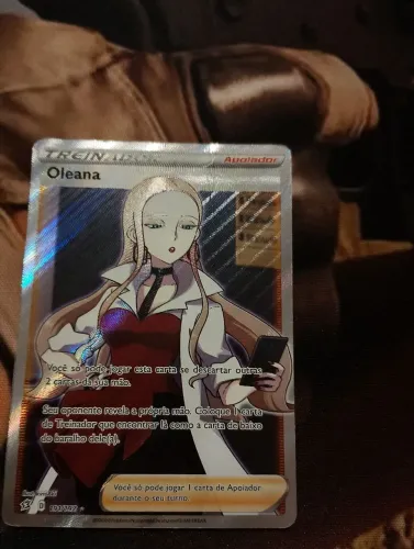 Carta Pokémon com uma pequena dobra na parte da frente da carta