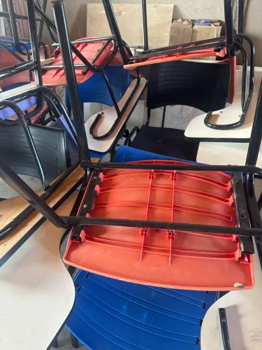 Cadeira estudantil conservada 