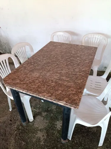 Mesa de ferro com tampo de granito