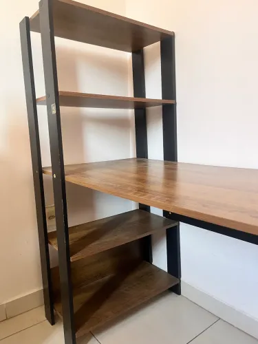 Mesa de estudos com estante