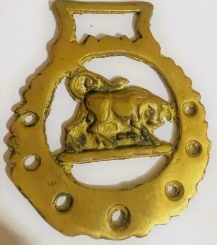 Abridor garrafas feitio estribo lamina em bronze dourado maciço representando Touro *