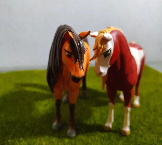 Cavalo de resina miniatura