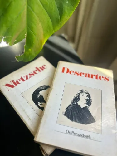 Descartes e Nietzsche - Os Pensadores | Livros usados