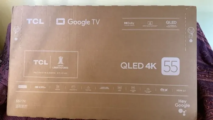 TV Tcl 55" liga e desliga logo após.