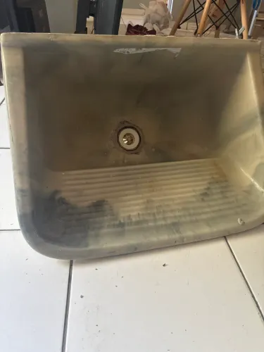 tanque de mármore sintético apresenta um acabamento em gel coat cinza 