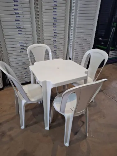 Jogo de mesa de plástico com 4 cadeiras