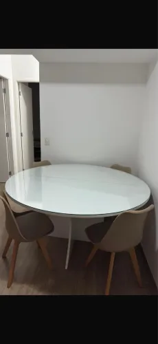Mesa branca com tampo de vidro