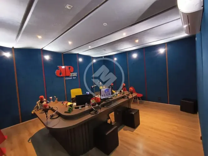 Casa comercial (Jovem Pam) 4 salas na parte de cima mais 3 embaixo, garagens para aproxima