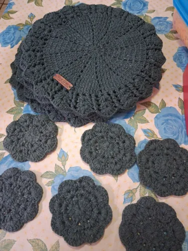 Vendo lindo sousplat com porta copos, 12 peças