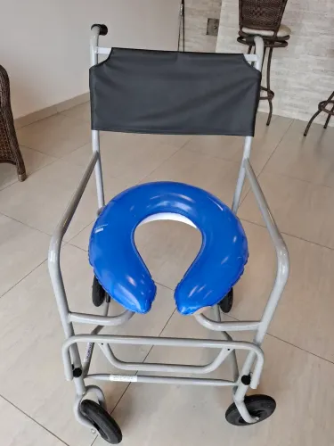 Cadeira de banho com freio nas rodas traseiras para maior segurança