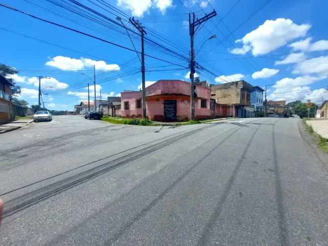 Lote de esquina com 469 m2 e excelente topografia, com construção antiga , Dom Bosco BH