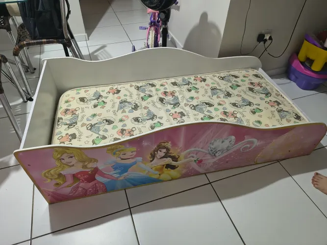 Vendo cama carro infantil feminina