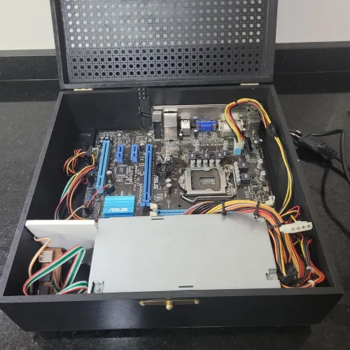 Gabinete com placa mãe e fonte