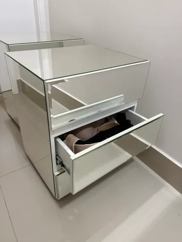 2 Mesas de Cabeceira espelhada com 3 gavetas