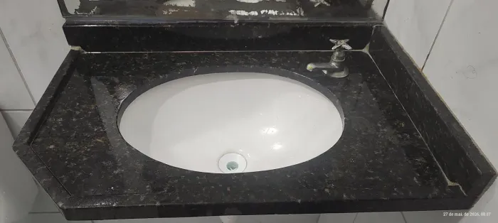 Cuba de banheiro com granito medindo 0,70 cm x 0,43 cm usado valor negociável 