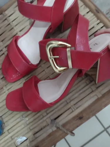 Sandália c/salto vermelho