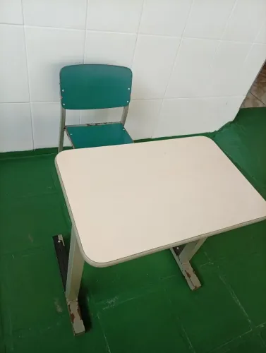 Kit de mesas e cadeiras infantil