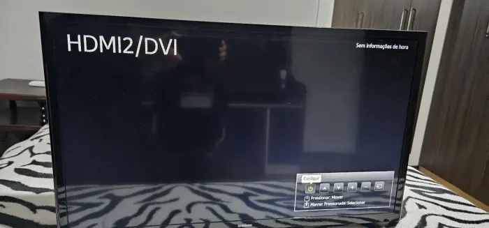 Smart TV Samsung 32" UN32J4300 Wi-Fi - Funcionando (com pequena linha na tela)