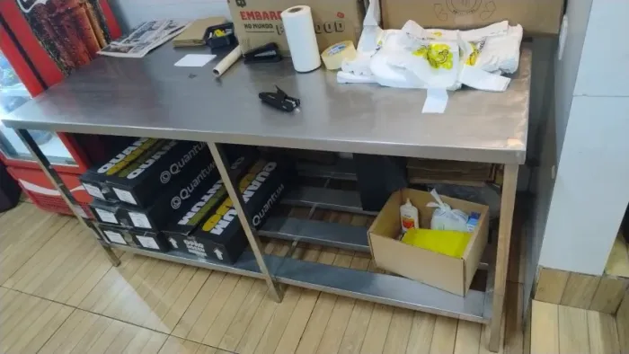 Mesa de montagem em inox