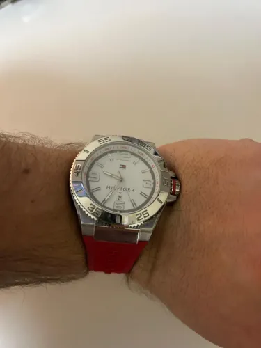 Relógio Tommy Hilfiger com pulseira de borracha vermelha 