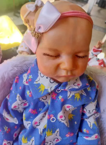 Bebe reborn levi olhos fechados