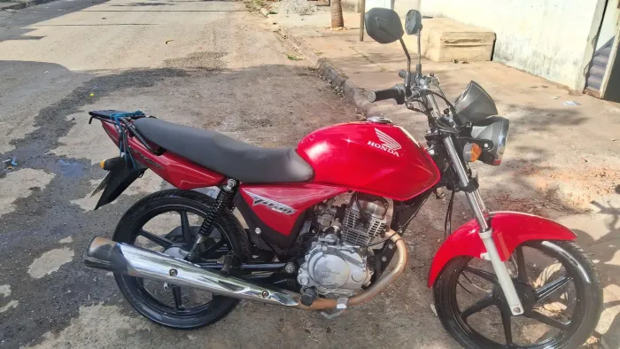 Vende se 150 titan Es moto super conservada ,so venda .