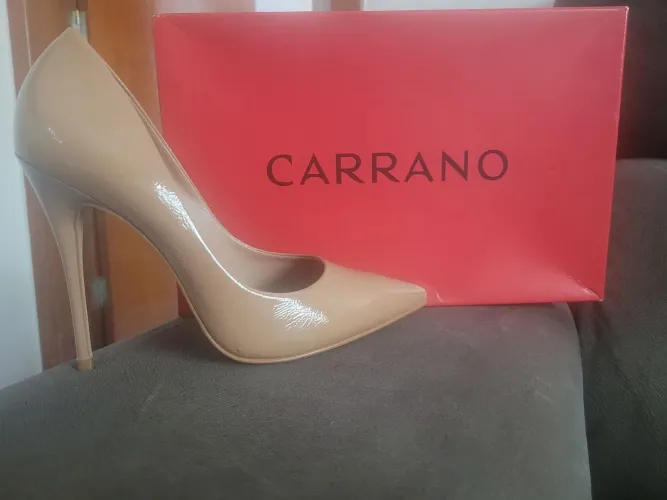 SCARPIN NUDE VERNIZ SALTO ALTO FINO - COURO LEGÍTIMO - CARRANO