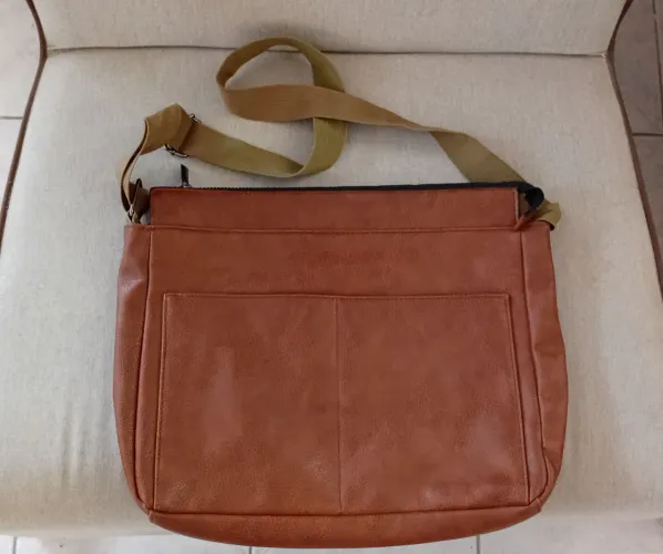 Linda Bolsa Marron unissex em Courino seminova