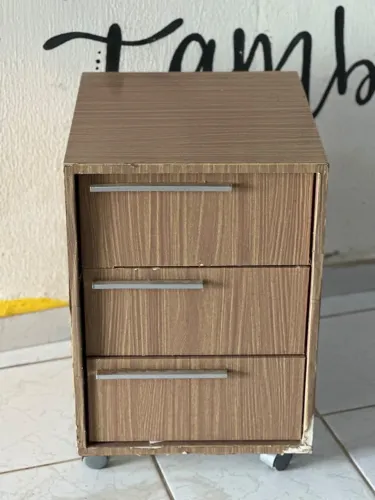 ARMÁRIO PEQUENO COM 3 GAVETAS E RODINHAS!