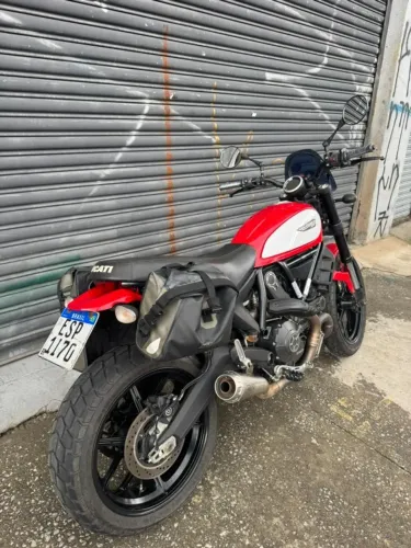 Ducati Scrambler vermelha com acessórios e baixa km!