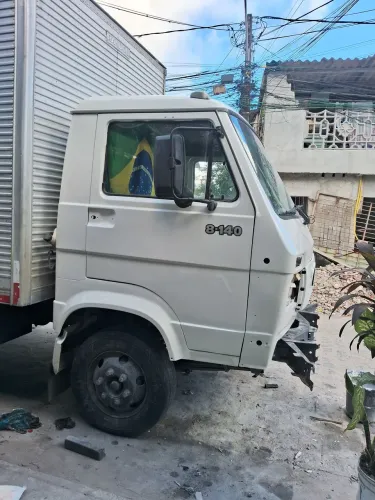 Caminhão baú para fretes e mudanças 