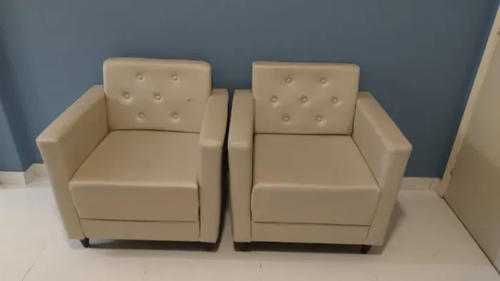 2 Poltronas em corinho, pouco usada. Entregamos a sala onde atendia.
