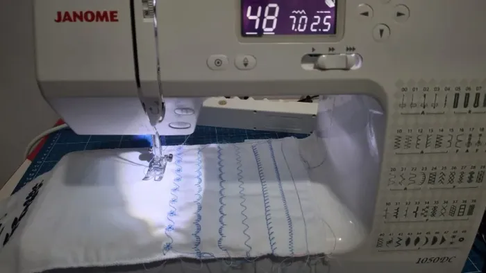 Parcele sua máquina de costura eletrônica Janome 50 ponto incluso mesa extensora