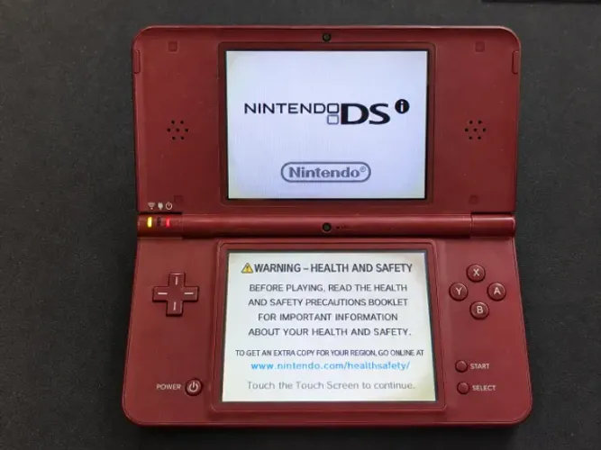 Nintendo DSi XL desbloqueado vermelho