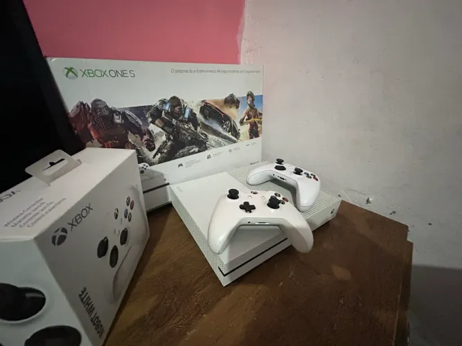 XBOX ONE S | 1TB | 2 CONTROLES SENDO UM DO SERIES S | NA CAIXA 