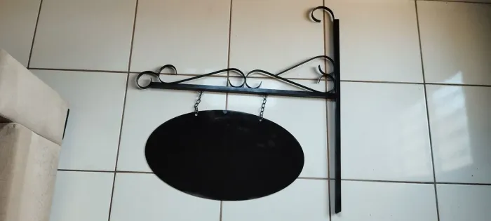 Suporte de ferro modelo Arabesco 90x86 preto com 2 furos pra fixação.