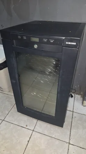 Adega de vinho Samsung 24 garrafas