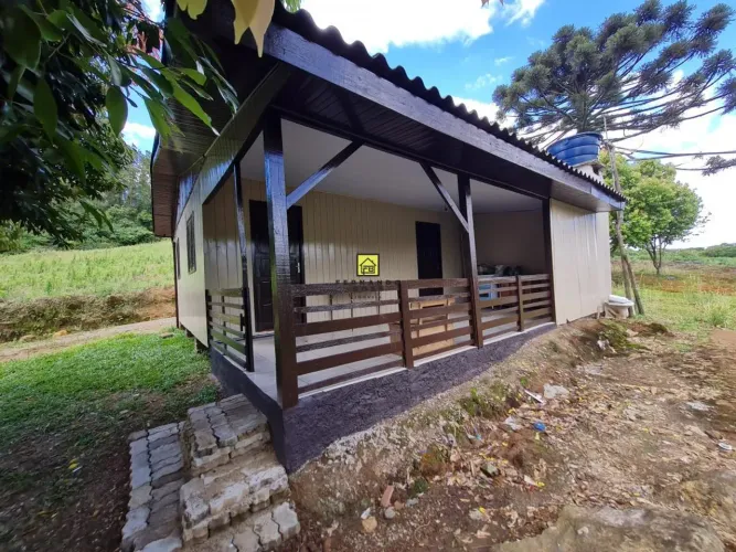 Sítio de 2,5 hectares, com casa e galpão, da varanda possui uma linda vista para o vale em