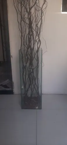 Coluna de vidro  com galhos seco