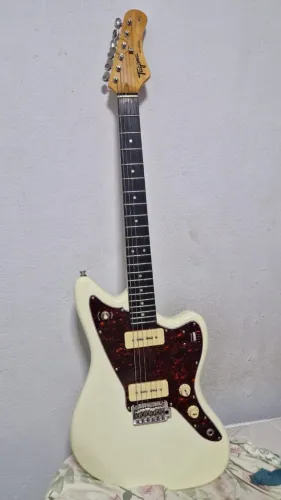 Vende se guitarra tagima jazz master tw61