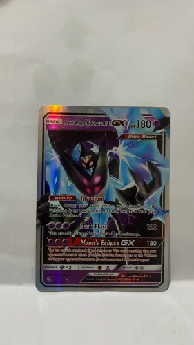 Carta Pokémon TCG Dawn Wings Necrozma GX em inglês. Estado: Usado