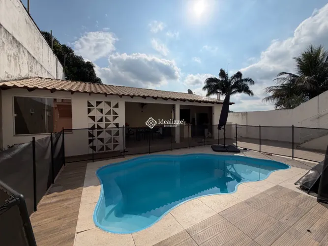 Casa edificada em lote inteiro em Barra Mansa - Bairro de Fátima - Porteira Fechada