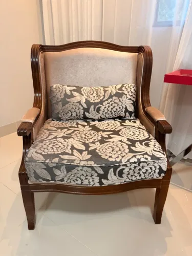 Par de Poltronas Clássicas em Madeira Nobre e Jacquard - NOVAS (Sem Uso / Apenas Decoração