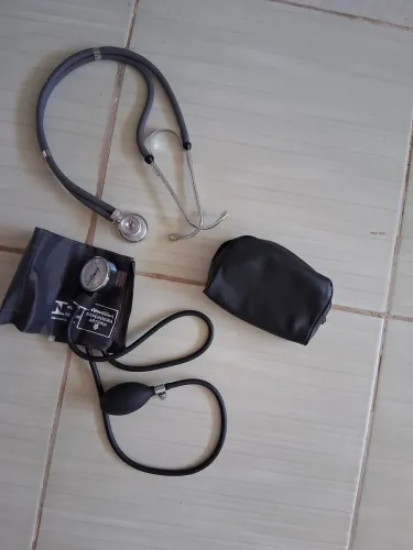 Esfigmomanômetro + Estetoscópio + necesser