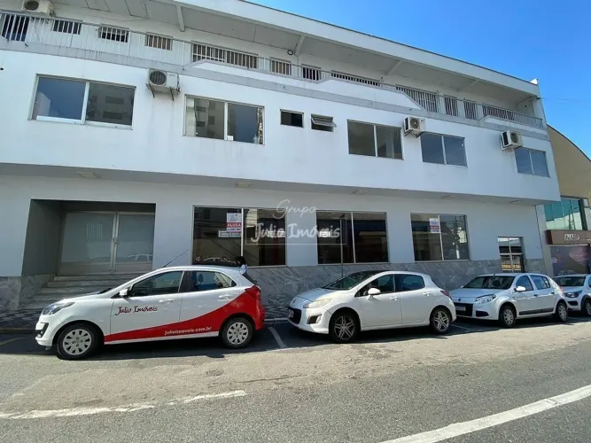 Sala comercial para locação no Centro de Brusque.