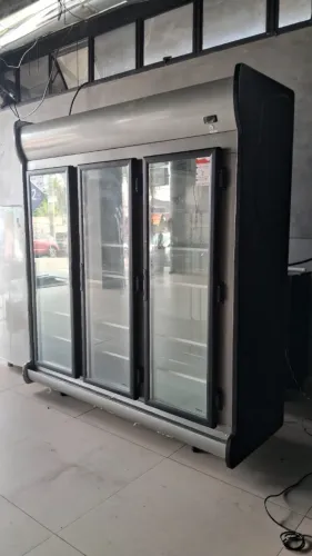 Expositor refrigerado Fricon 3 portas de vidro