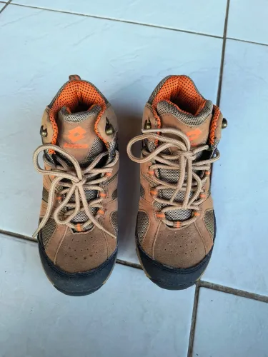 Bota infantil tamanho 31/32. Em excelente estado de conservação 