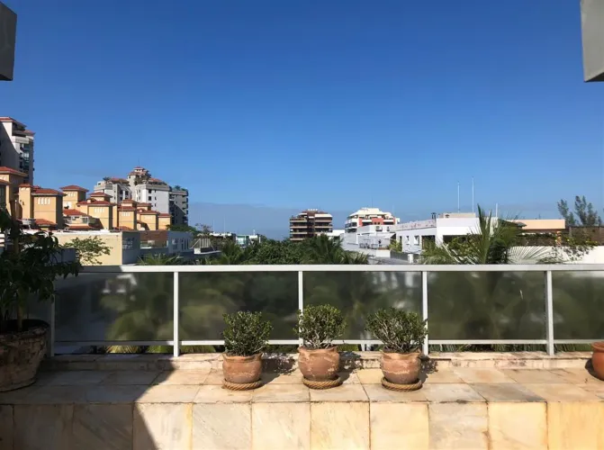 Sua cobertura duplex na Barra da Tijuca com 423m², 4 suítes com armários, 1 suíte escritór